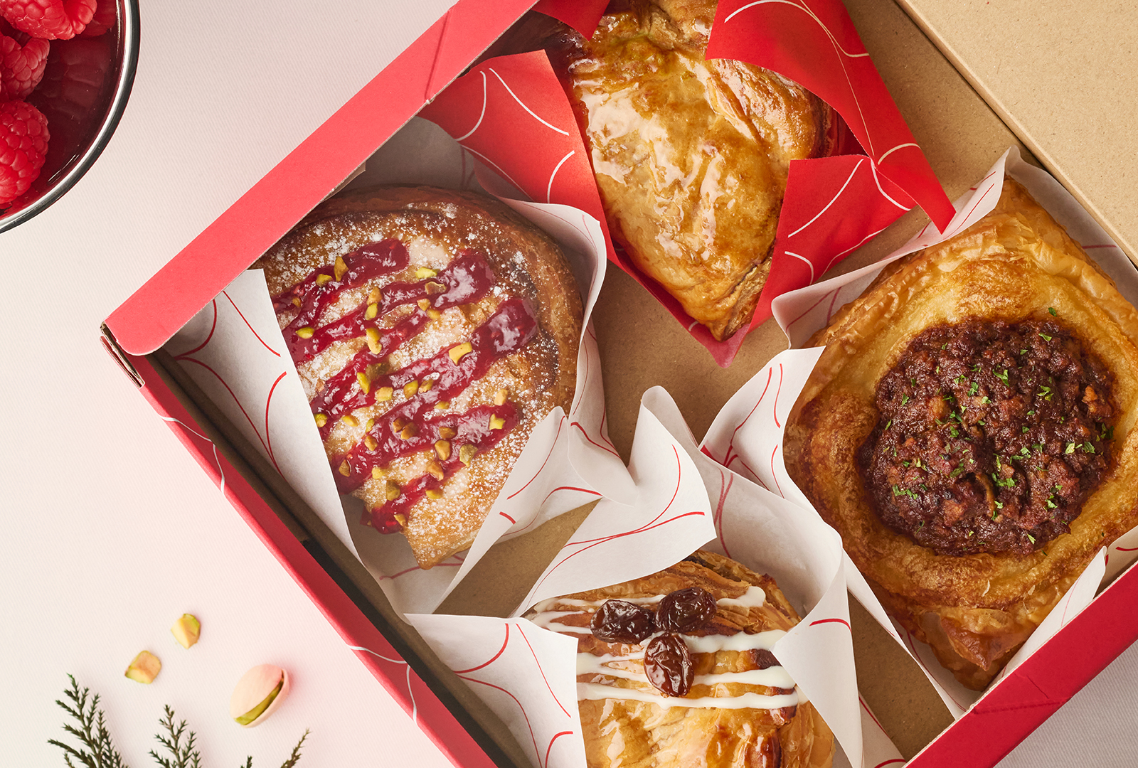 12/1（月）発売】サクサク詰まった“赤い箱”でテーブルを華やかに